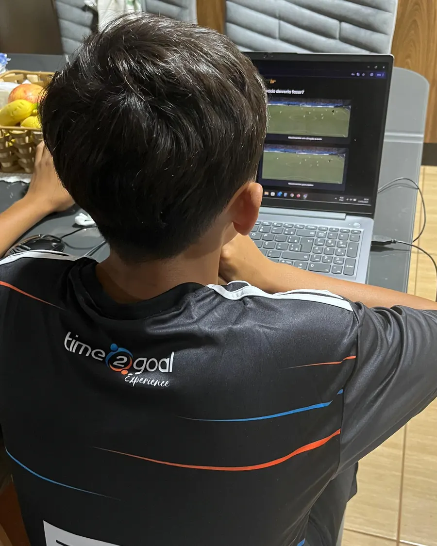 Atleta com a camisa da Time2Goal analisando vídeos das próprias partidas